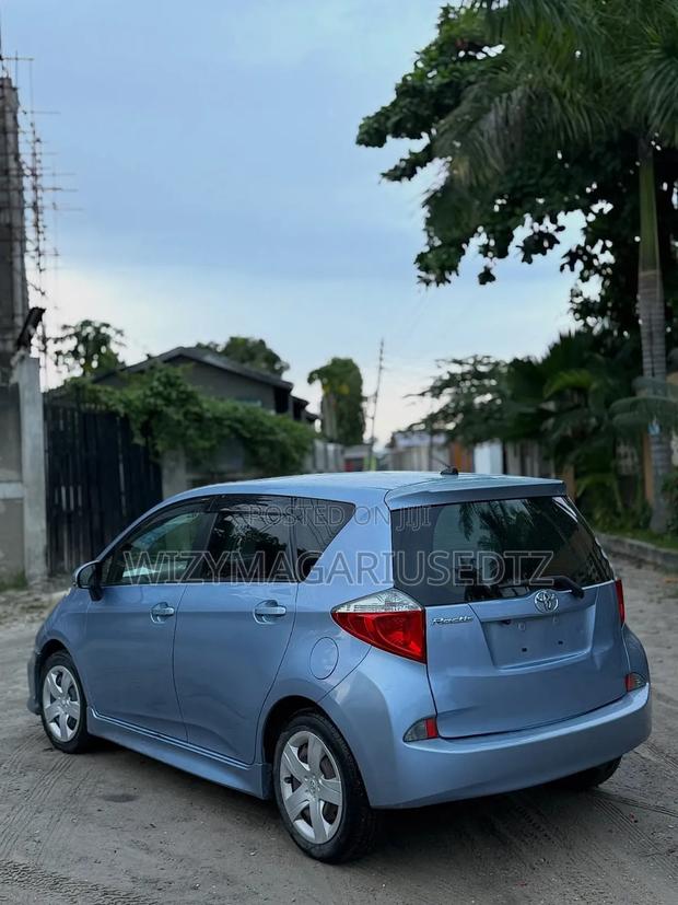 Toyota Ractis 2011 Blue