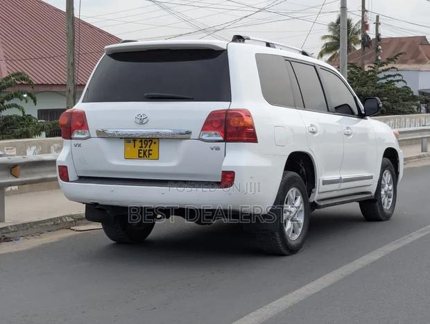 Toyota Land Cruiser 2012 White