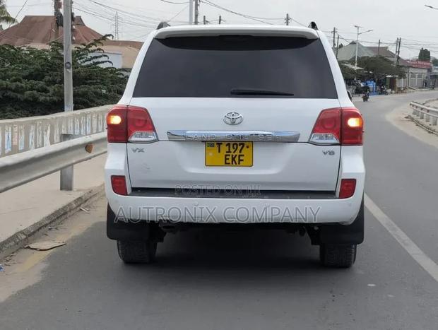 Toyota Land Cruiser 2012 White