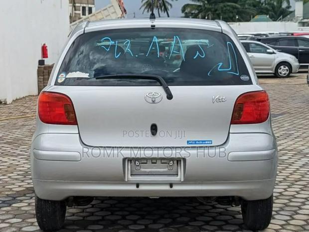 Toyota Vitz 2002 Silver