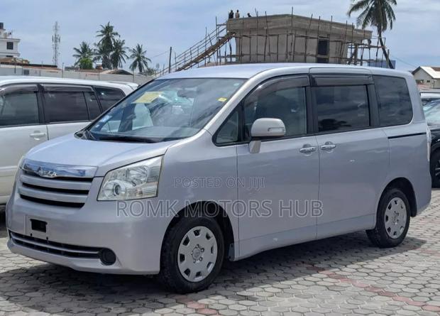 Toyota Noah 2009 Silver