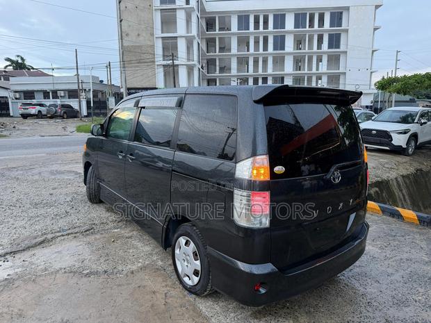 Toyota Voxy 2005 Black