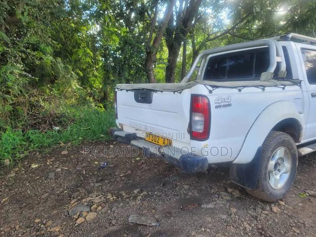 Nissan Hardbody 2004 White