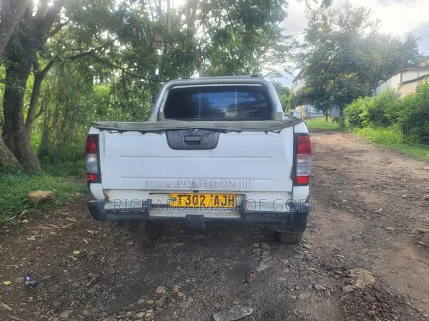 Nissan Hardbody 2004 White