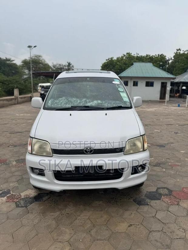Toyota LiteAce Noah 1999 White
