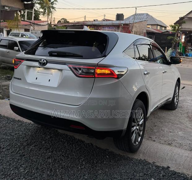 Toyota Harrier 2.0 2016 Gold