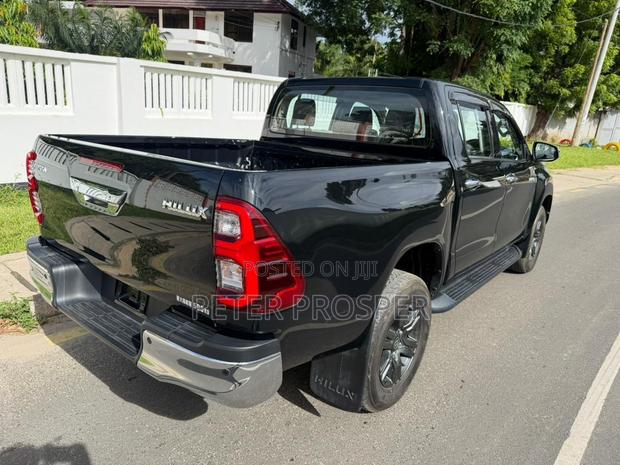 Toyota Hilux 2022 Black