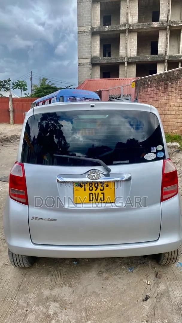 Toyota Ractis 2011 Silver