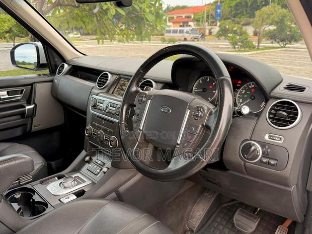 Land Rover Discovery 2014 White