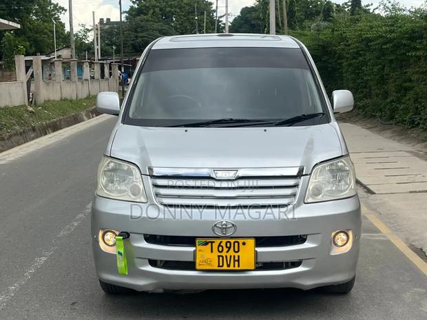 Toyota Noah 2003 Silver