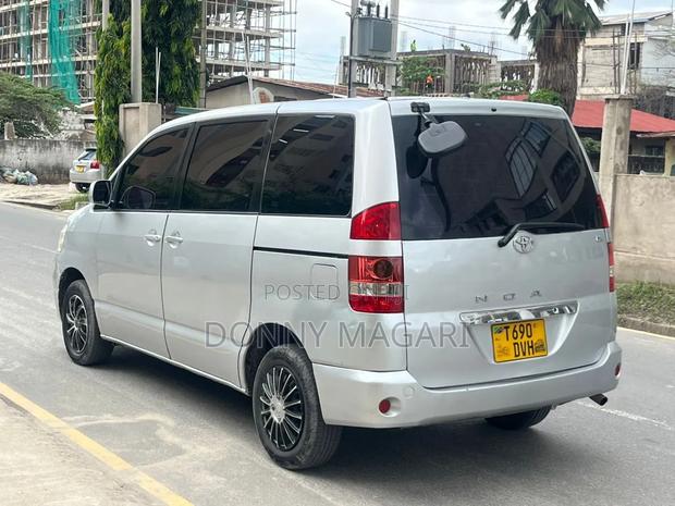 Toyota Noah 2003 Silver