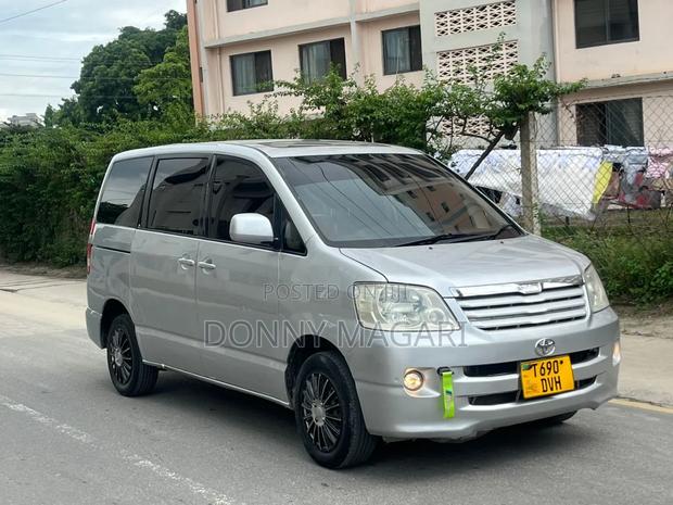 Toyota Noah 2003 Silver