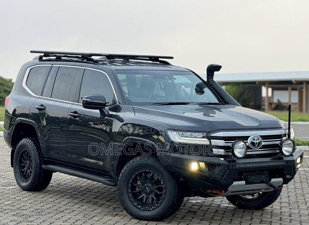 Toyota Land Cruiser LC300 2024 Black