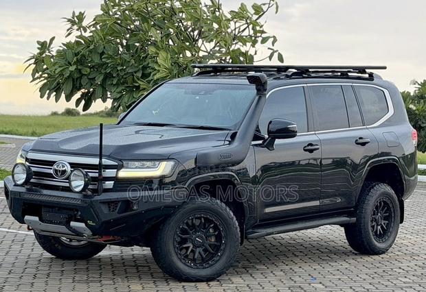 Toyota Land Cruiser LC300 2024 Black