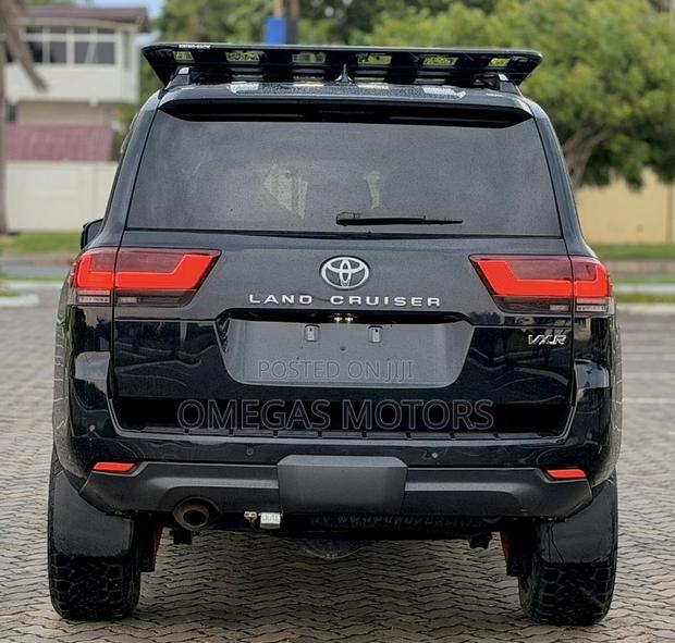 Toyota Land Cruiser LC300 2024 Black