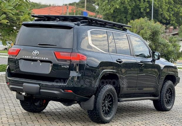 Toyota Land Cruiser LC300 2024 Black