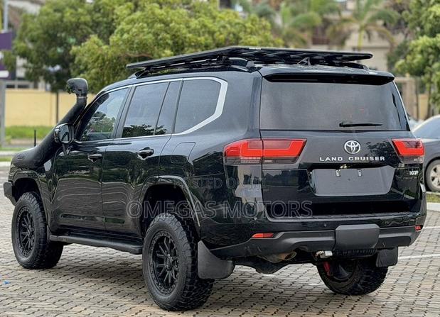 Toyota Land Cruiser LC300 2024 Black