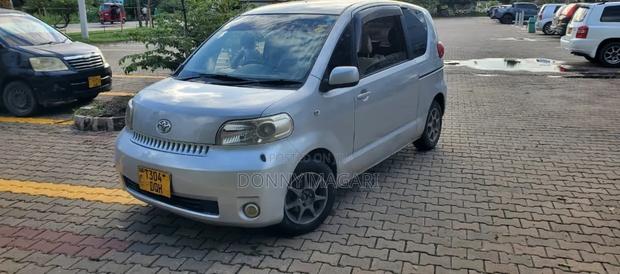 Toyota Porte 2004 Silver