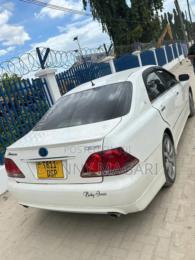 Toyota Crown 2006 White