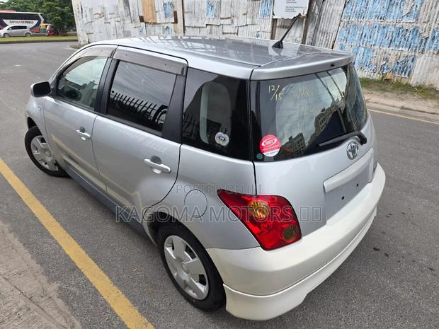 Toyota IST 2004 Silver