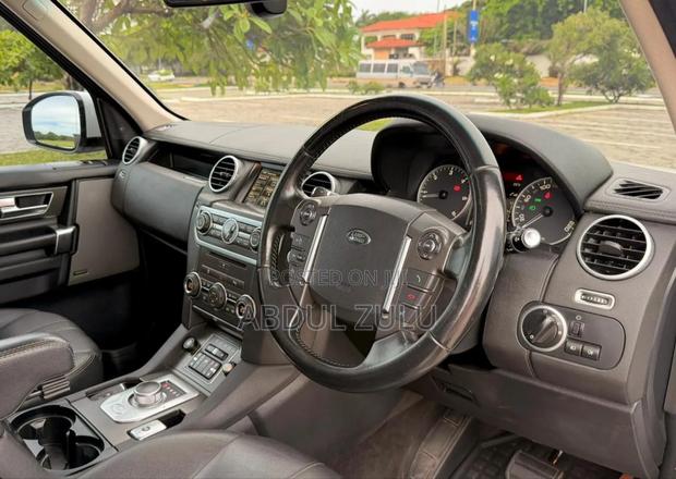 Land Rover Discovery 2014 White