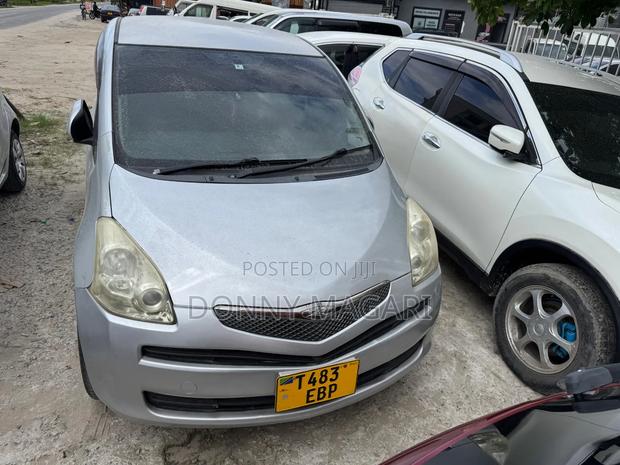 Toyota Ractis 2010 Silver