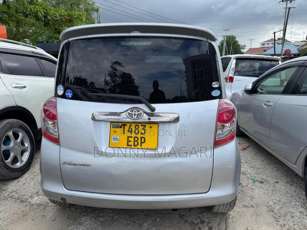 Toyota Ractis 2010 Silver