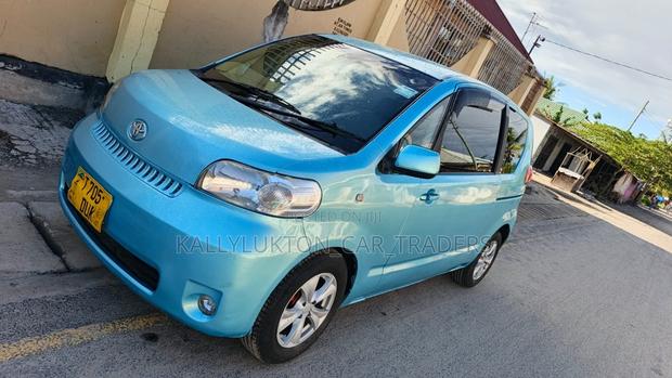 Toyota Porte 2005 Blue