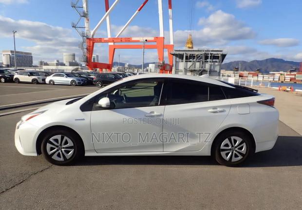 Toyota Prius 2017 White