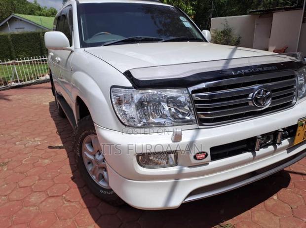 Toyota Land Cruiser 2003 White