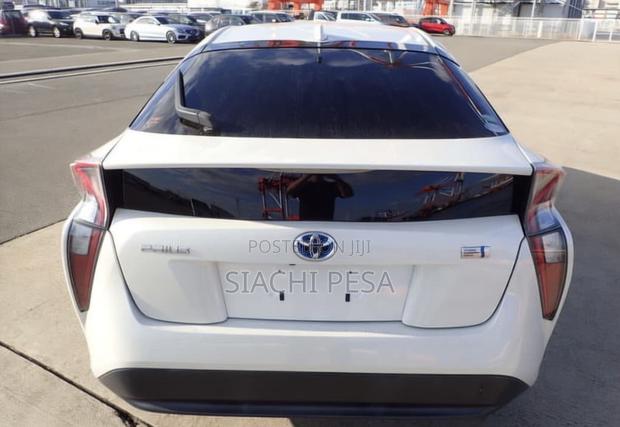 Toyota Prius 2017 White