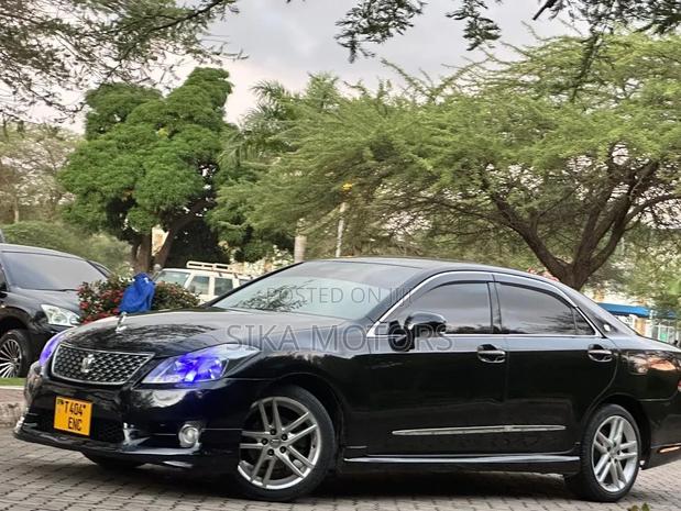 Toyota Crown 2019 Black