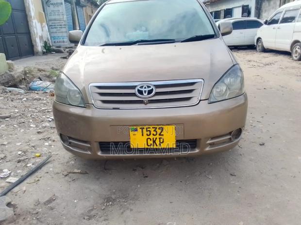Toyota Crown 2006 Gold