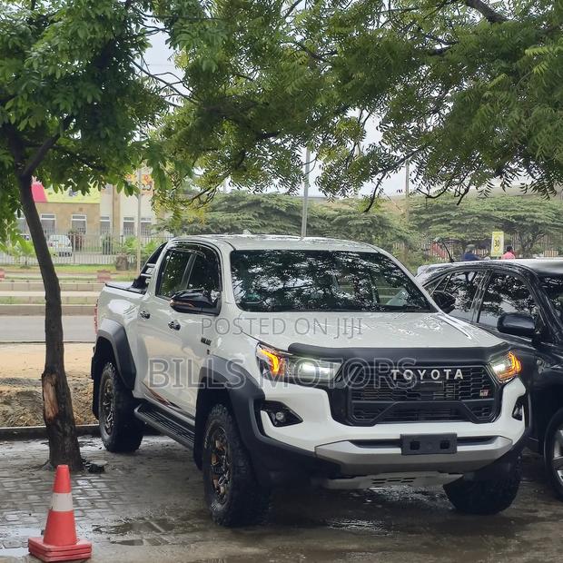 New Toyota Hilux 2025 White