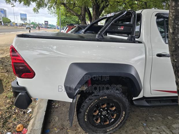 New Toyota Hilux 2025 White