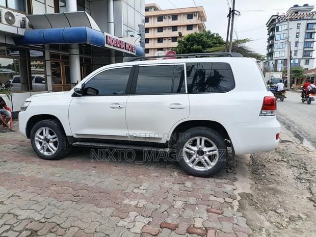 Toyota Land Cruiser 2020 White