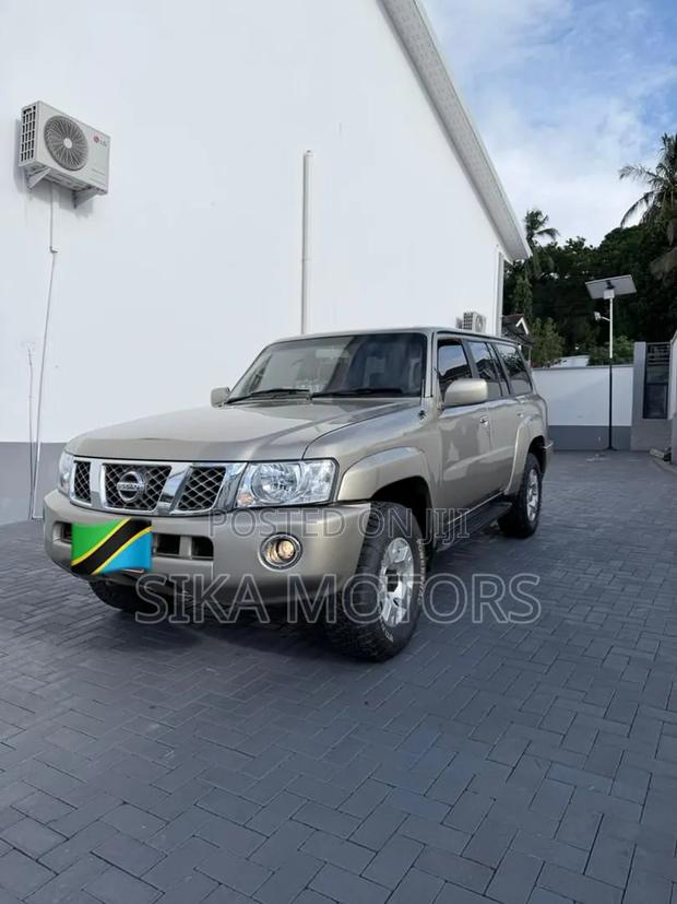 Nissan Patrol 2011 Gold