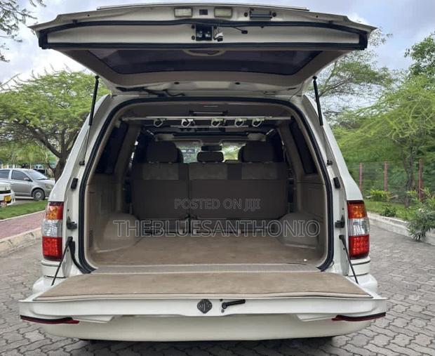 Toyota Land Cruiser 1999 White