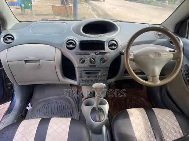 Toyota Vitz 2004 Blue
