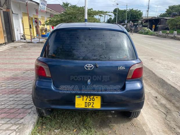 Toyota Vitz 2004 Blue