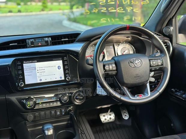 Toyota Hilux 2021 White