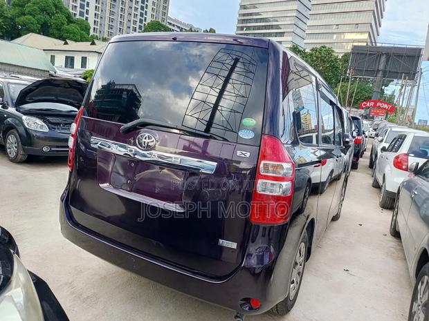 Toyota Noah 2.0 143hp AWD (7 Seater) 2013 Maroon