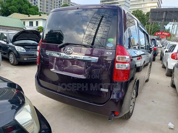 Toyota Noah 2.0 143hp AWD (7 Seater) 2013 Maroon