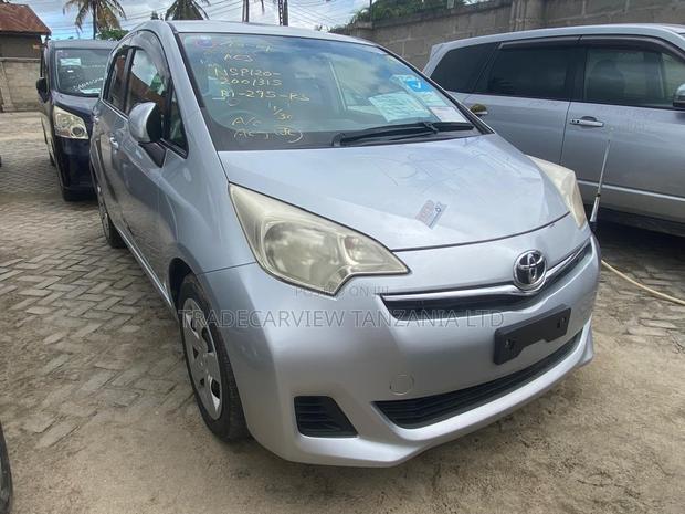 Toyota Ractis 1.3 FWD 2011 Silver