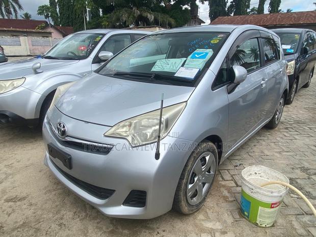 Toyota Ractis 1.3 FWD 2011 Silver