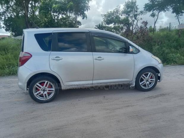 Toyota Ractis 2006 Silver