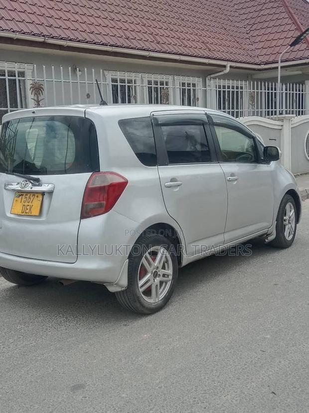 Toyota Ractis 2006 Silver