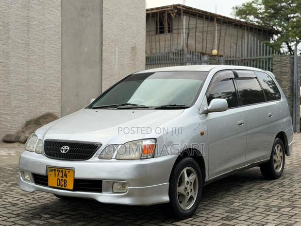 Toyota Gaia 2005 Silver