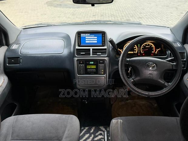 Toyota Gaia 2005 Silver