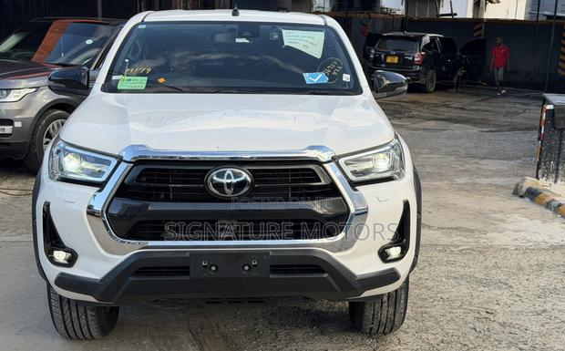 Toyota Hilux 2022 White